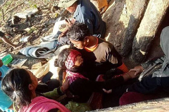 8일(현지시간) 캄보디아-태국 국경 지역에서 발생한 교전 이후 부상을 입은 현지 주민의 모습. AFP=연합뉴스