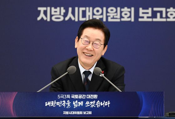 이재명 대통령이 8일 서울 용산 대통령실에서 열린 지방시대위원회 보고회에서 김경수 지방시대위원회 위원장의 발언을 경청하고 있다. [대통령실사진기자단]