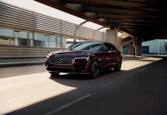 볼보자동차의 준대형 플래그십 세단 ‘S90’. 지난 9월부터 10월까지 두 달 간 국내에서 총 383대가 신규 등록됐다. 이는 전년 동기보다 76% 늘어난 수치다. [사진 볼보자동차코리아]