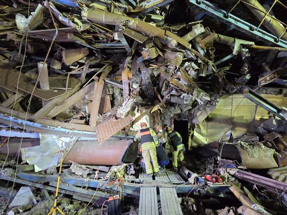 무너진 보일러 타워. 뉴스1