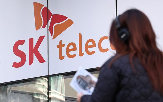 SK텔레콤(SKT)이 개인정보 유출 사태를 놓고 1인당 30만원씩 손해배상금을 지급하라는 개인정보 분쟁조정위원회의 조정안을 불수용했다. SKT는 지난 5일 개인정보 분쟁조정위원회의 조정안을 통지받은 후 법률 검토를 거쳐 이를 받아들이지 않기로 결정해 답변 기한인 전날 오후 이 같은 의견을 제출했다. 사진은 이날 서울의 한 SKT대리점. 뉴스1