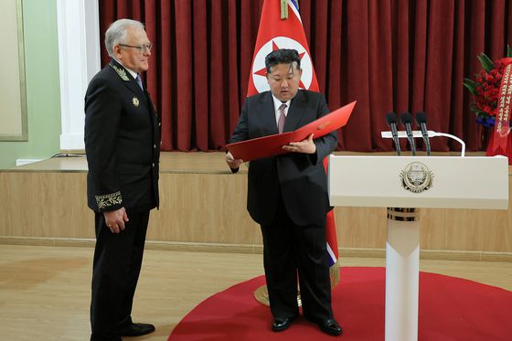 북한 노동당 기관지 노동신문은 지난 5월 10일 김정은 총비서가 전날 직접 알렉산드르 마체고라 주북 러시아대사에게 노동당 중앙위원회·국무위원회·최고인민회의 상임위원회·내각이 러시아 지도부와 인민에게 보내는 '공동 축하문'을 전달했다고 보도했다. 뉴스1