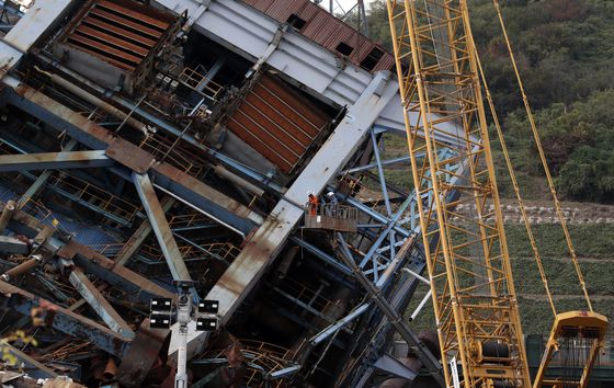 김완석 HJ중공업 대표이사가 지난달 13일 울산화력본부 보일러 타워 붕괴사고 현장 앞에서 대국민 사과를 하고 있다. 뉴스1