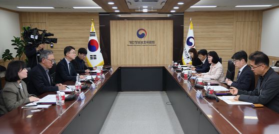 지난 6일 오후 개인정보보호위원회가 정부서울청사에서 ISMS-P 인증 개선 관련 회의를 하는 모습. 뉴스1