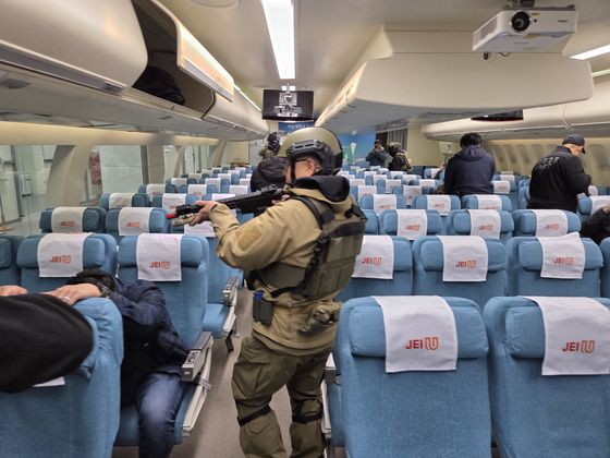 인질 구출 작전이 끝난 뒤 에어프랑스 8969편 항공기. 총격전이 치열하게 벌어졌다는 걸 보여준다. 90sanxiety@인스타그램