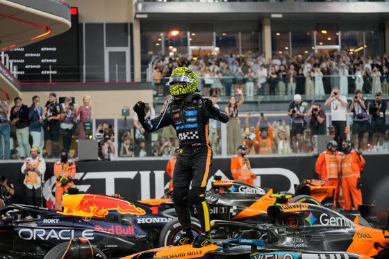 우승 직후 자신의 머신 위에 올라서서 환호하는 노리스. AP=연합뉴스