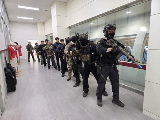 탑승구를 열다 동체에 매달린 GIGN 대원. 90sanxiety@인스타그램