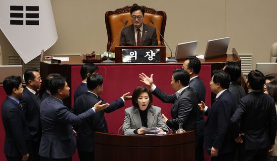 9일 서울 여의도 국회에서 열린 본회의에서 나경원 국민의힘 의원이 무제한토론(필리버스터)을 하는 가운데 우원식 국회의장에게 항의하고 있다. 뉴스1