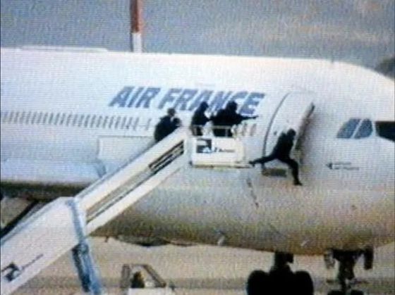 6일 인천 재능대에서 튜브형 공격 강의 참가자들이 항공기 인진 테러 진압 작전 실습을 하고 있다. 기내를 소탕하고 있는 모습. 트리셀유에스에이트리셀유에스에이