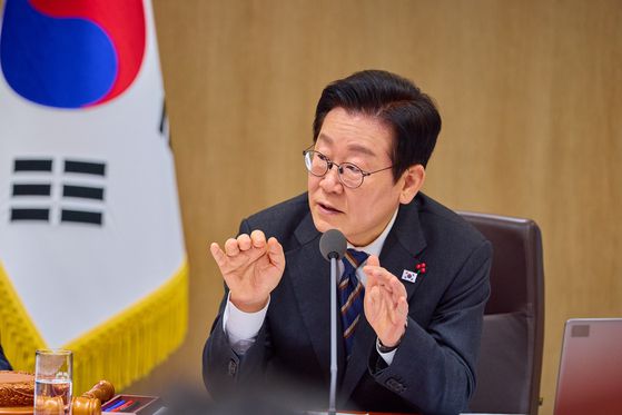 서울 마포구 서울서부고용복지플러스센터에 게시된 최저임금 안내문. 뉴스1