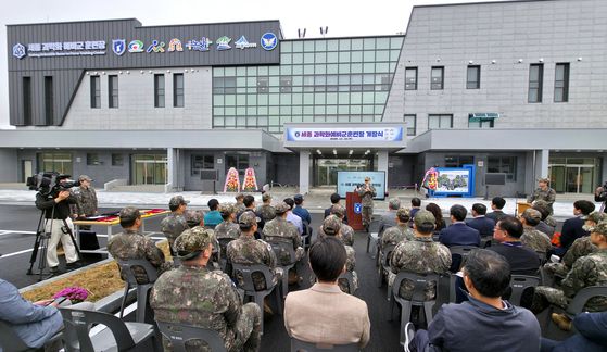 지난 8일 세종시 과학화예비군훈련장에서 예비군들이 시가전 훈련을 하고 있다. 김성태 객원기자