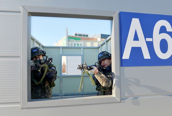 지난 8일 세종시 과학화예비군훈련장에서 예비군들이 교관에게 시가전시 주의상을 전달받고 있다. 김성태 객원기자