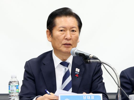 10일 오전 광주 서구 김대중컨벤션센터에서 열린 더불어민주당 호남발전특별위원회 성과보고회에 앞서 정청래 대표 등 참석자들이 기념사진을 찍고 있다. 연합뉴스