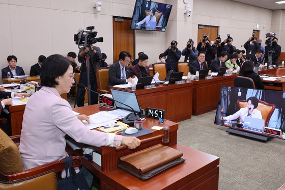 추미애 위원장이 10일 서울 여의도 국회에서 열린 법제사법위원회 전체회의에서 의사봉을 두드리고 있다. 뉴스1