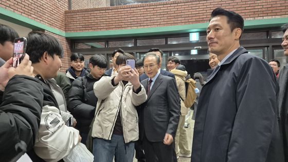 이명박 전 대통령이 10일 서울시립대 국제도시과학전문대학원이 주최한 제101차 어번인프라포럼 기조강연에 참석한 학생들과 사진을 찍고 있다. 양수민 기자