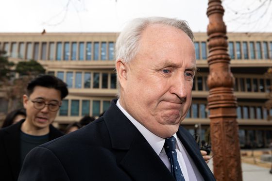 국민의힘 인요한 의원이 10일 서울 여의도 국회 소통관에서 의원직 사퇴를 표명한 뒤 차량에 탑승하고 있다. 연합뉴스