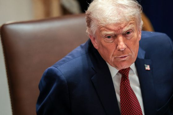 도널드 트럼프 미국 대통령이 8일(현지시간) 워싱턴 DC 백악관에서 농가 지원 패키지 발표와 함께 열린 간담회에 참석하고 있다. 로이터=연합뉴스