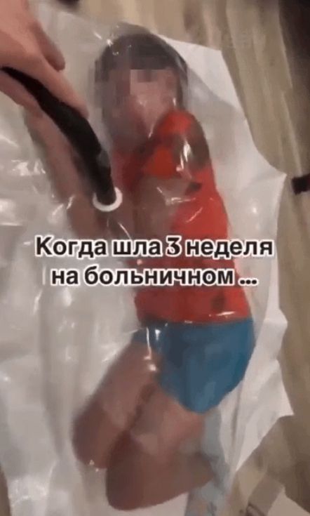 러시아의 한 유명 인플루언서가 자신의 아들을 진공 포장 비닐에 넣고 공기를 빨아들이는 영상을 올렸다. 사진 SNS 캡처
