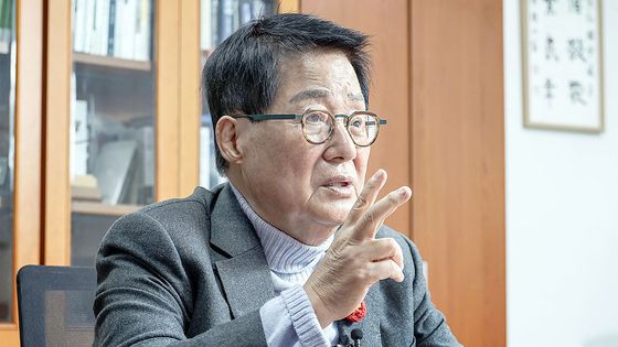 박지원 더불어민주당 의원이 9일 오전 국회 의원회관에서 중앙일보와 인터뷰하고 있다. 김성룡 기자