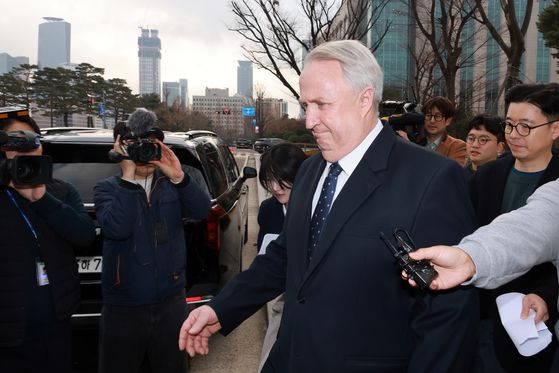 인요한 국민의힘 의원이 10일 국회에서 기자회견을 갖고 의원직 사퇴를 전격 선언했다.  인 의원이 사퇴 의사를 표명하면서 비례대표 다음 순번인 당 조직강화특별위원회 위원인 이소희 변호사가 의원직을 승계하게 된다. 뉴스1