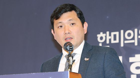 지난달 한미의원연맹 창립 기념 세미나에서 기조 연설하는 케빈 김 주한 미국대사대리. 연합뉴스.