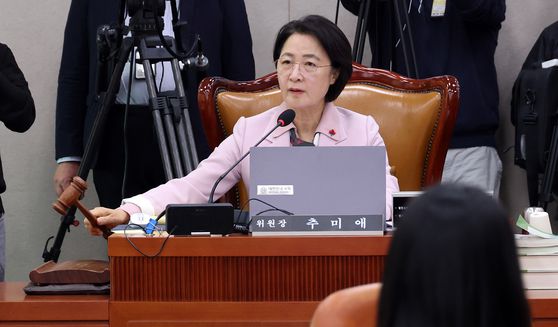 추미애 위원장과 나경원 국민의힘 의원이 10일 서울 여의도 국회에서 열린 법제사법위원회 전체회의에 참석하고 있다. 뉴스1