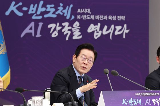 이재명 대통령이 10일 용산 대통령실에서 열린 AI 시대의 K-반도체 비전과 육성전략 보고회에서 발언하고 있다.   왼쪽부터 이재명 대통령, 배경훈 부총리 겸 과기정통부 장관, 김정관 산업부 장관. [대통령실통신사진기자단]