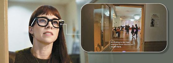 구글이 8일(현지시간) 자사 AI모델 제미나이를 탑재한 스마트 안경의 내년 출시 계획을 알리며 함께 게시한 예시 영상. 사용자가 춤 관련 질문을 던지자 스마트 안경에 “초급반 수업을 가르치고 있다”는 답변이 떴다. 스마트 안경은 안드로이드 XR(확장현실) 기반으로 제작될 예정이다. [사진 구글 블로그]