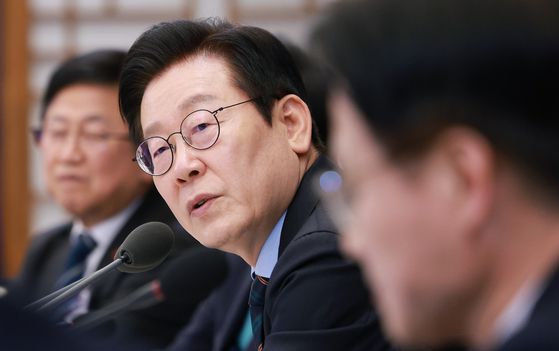 이재명 대통령이 10일 용산 대통령실에서 열린 AI 시대의 K-반도체 비전과 육성전략 보고회에서 발언하고 있다. 사진 대통령실통신사진기자단