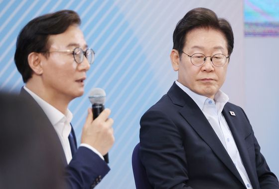 조국혁신당 조국 대표가 11일 국회에서 열린 최고위원회의에 참석해 발언하고 있다.연합뉴스