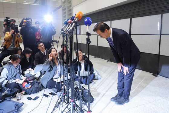 전재수 해양수산부 장관이 11일 '유엔해양총회' 유치 활동을 마치고 귀국하며 취재진에 인사하고 있다. 연합뉴스