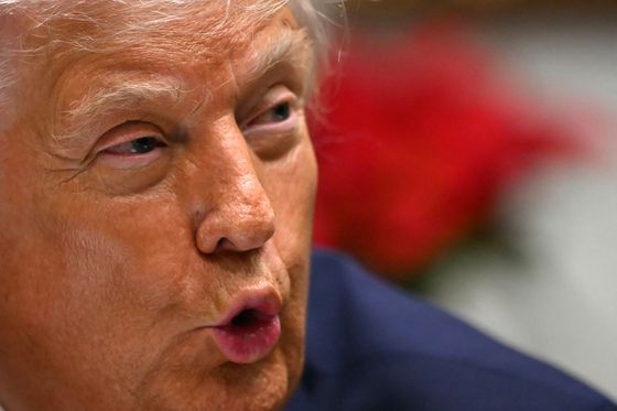 현지시간 10일 팸 본디 미 법무장관은 자신의 SNS에 이날 오전 진행된 베네수엘라 인근 해역에서의 유조선 억류 과정을 담은 영상을 공개했다. AFP=연합뉴스