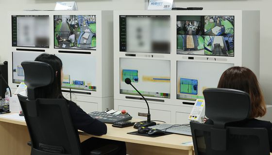 지난 8월 14일 오전 인천 연수구 인천세관 해상특송물류센터 내 엑스레이 판독실에서 세관 관계자가 검사대상 물품을 엑스레이로 선별하고 있다. 뉴스1