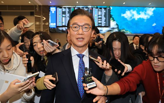 이재명 대통령이 7월 25일 부산 부경대에서 열린 타운홀미팅 '부산의 마음을 듣다' 간담회에서 전재수 해양수산부 장관의 발언을 듣고 있다. 연합뉴스