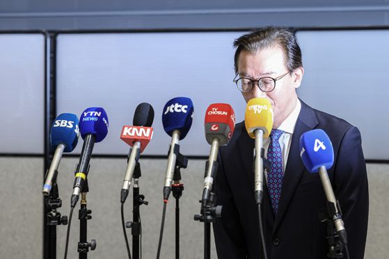 전재수 해양수산부 장관이 11일 오전 인천공항을 통해 귀국해 통일교 금품 수수 의혹에 대한 입장 발표를 마친 뒤 인사하고 있다. 김경록 기자