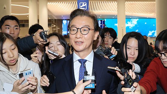 전재수 해양수산부 장관이 11일 '유엔해양총회' 유치 활동을 마치고 귀국해 취재진 질문을 받으며 이동하고 있다. 연합뉴스