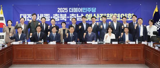 더불어민주당 정청래 대표와 김병기 원내대표, 한정애 정책위의장이 9월 8일 서울 여의도 국회 의원회관에서 열린 대전·세종·충북·충남 예산정책협의회에서 해당 지역 출신 의원들과 기념촬영 하고 있다. 연합뉴스