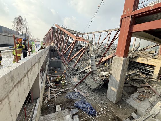 11일 광주 서구 광주대표도서관 공사현장에서 철골 구조물이 붕괴돼 구조대가 매몰 작업자 구조 활동을 하고 있다. 연합뉴스