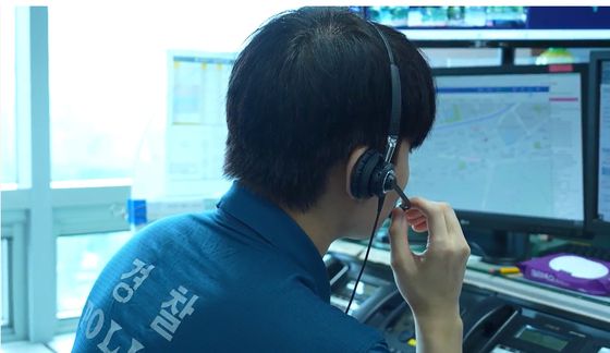 지난달 6일 사복 차림의 대전둔산경찰서 둔산지구대 소속 경찰관들이 대전시청 북문에서 보이스피싱 범죄 현금 수거책을 현행범으로 체포하고 있다. [사진 대전경찰청]