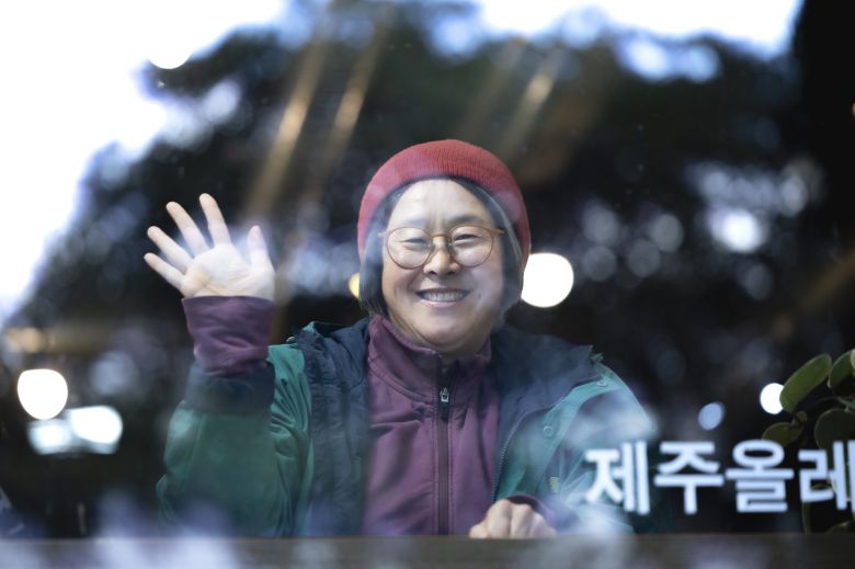 제주올레의 성공 이유를 묻자 안 대표는 ″ 선한 프로젝트여서 성공한 겁니다.″라고 했다. 그러면서 초창기 이사장과 제일 많이 했던 이야기가 “이 일은 선배랑 나랑 욕심을 안 부리면 성공할 수밖에 없는 프로젝트다”였다고 덧붙였다.