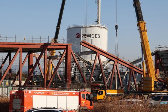 12일 오전 광주 서구 치평동(상무지구) 광주대표도서관 공사 붕괴현장에서 매몰된 작업자의 친동생이 발언하고 있다. 뉴스1