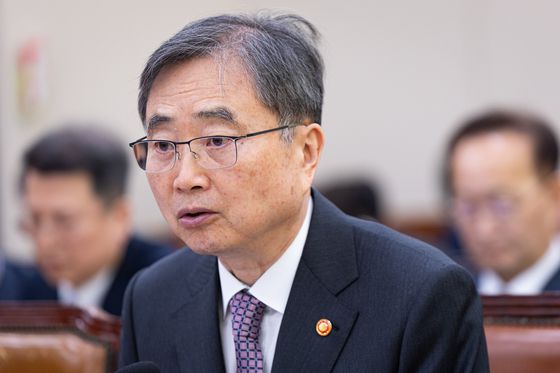 조현 외교부 장관이 지난달 28일 서울 여의도 국회에서 열린 제429회 국회(정기회) 외교통일위원회 제7차 전체회의에서 의원 질의에 답하고 있다. 뉴스1