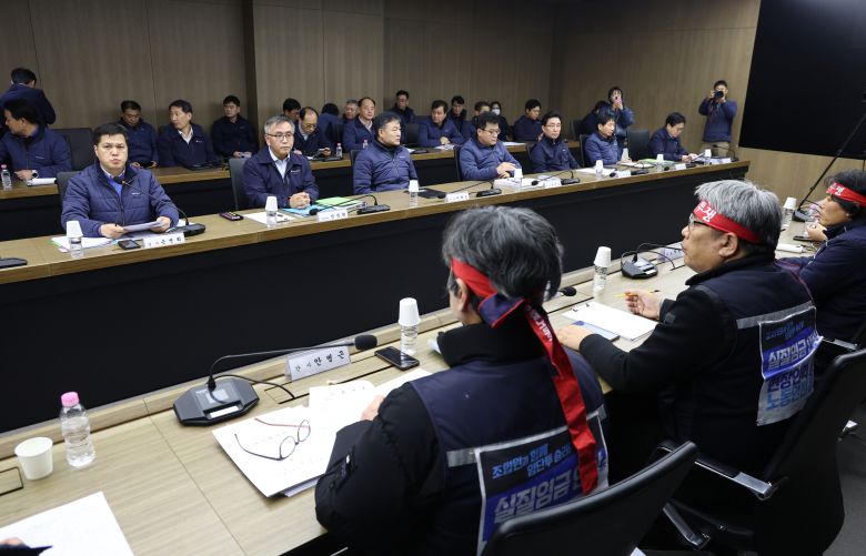 서울교통공사 제1노조인 민주노총 산하 서울교통공사노조가 11일 서울 성동구 서울교통공사 본사에서 열린 본사에서 열린 서울지하철 노사 임금교섭 본회의에 참석하고 있다. 뉴스1