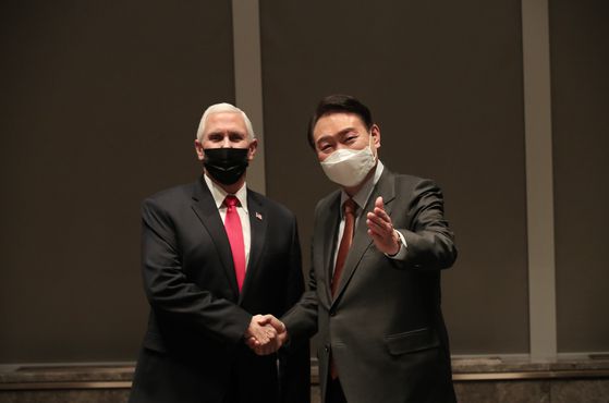 윤석열 국민의힘 대선후보가 2022년 2월서울 송파구 롯데 시그니엘에서 마이크 펜스 전 미국 부통령과 면담에 앞서 악수하고 있다. 사진 국민의힘