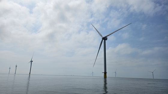 전남 신안군 자은도에서 약 9㎞ 떨어진 공유수면에 조성된 ‘전남해상풍력 1단지’ 풍력발전기 설치 당시 모습. 최경호 기자