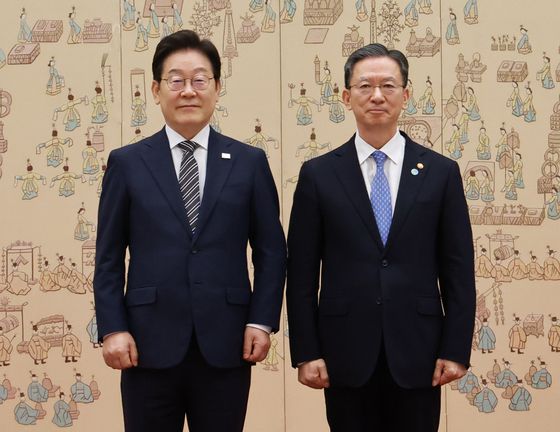 김민석 국무총리와 정성호 법무부 장관이 18일 정부서울청사에서 '론스타 국제투자분쟁(ISDS) 취소 신청'과 관련해 긴급 브리핑하기에 앞서 대화하고 있다.   김 총리는 이날 브리핑을 통해 론스타 ISDS 취소 절차를 심리하는 국제투자분쟁해결센터(ICSID) 취소위원회로부터 '대한민국 승소' 결정을 받았다고 밝혔다. 연합뉴스