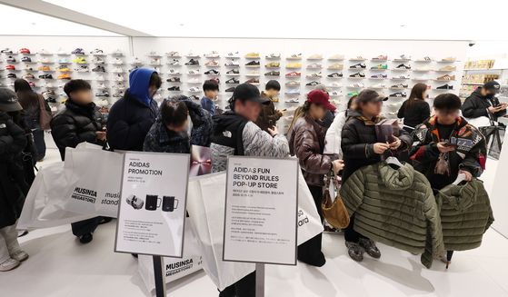 지난 11일 서울 용산구 아이파크몰에 개장한 '무신사 메가스토어 용산'을 찾은 시민들이 상품 구매를 위해 줄을 서 있다. 연합뉴스