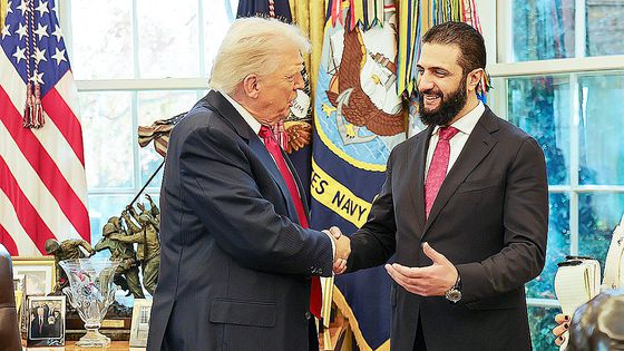 도널드 트럼프 미국 대통령(왼쪽)이 지난달 10일(현지시간) 워싱턴 DC 백악관을 방문한 아메드 알샤라 시리아 대통령과 악수하고 있다. AP=연합뉴스