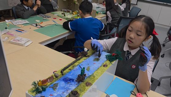 경북대사대부초 5학년 2반의 '함께 사는 생태계' 수업. 학생들이 3D프린터 등을 이용해 하나의 작은 생태계를 표현하면서 먹이사슬과 생태계의 구조에 대해 탐구하고 있다. 대구=백경서 기자