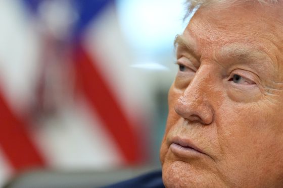 도널드 트럼프 미국 대통령이 11일(현지시간) 워싱턴 백악관에서 진행한 서명식에서 기자들의 질문을 듣고 있다. AP=연합뉴스